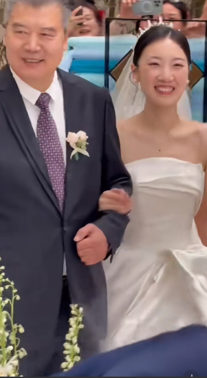 李隼的女儿结婚 大魔王张怡宁参加婚礼
6月7日，李隼的女儿结婚啦！
大魔王张怡宁