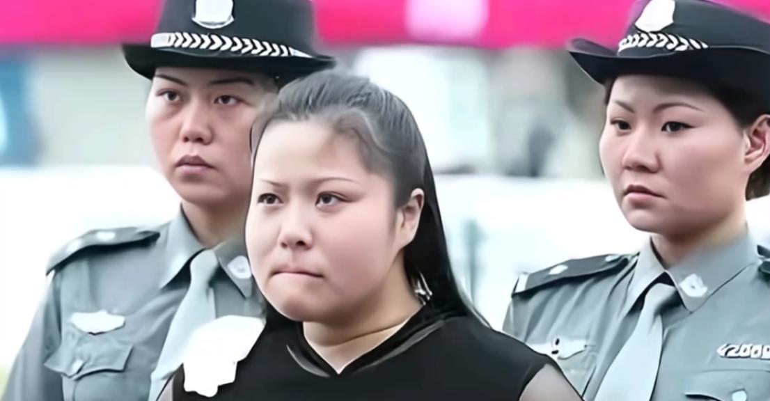 2003年，何秀玲即将被执行死刑，押赴刑场途中，她流下悔恨泪