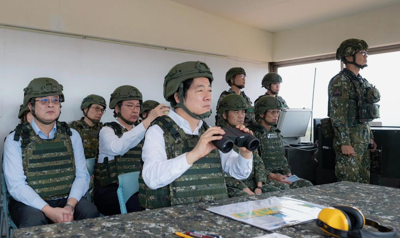 中国台湾省，此人近况照片：前往新竹视导M1A2T战车的实弹射击。
时间是7月10