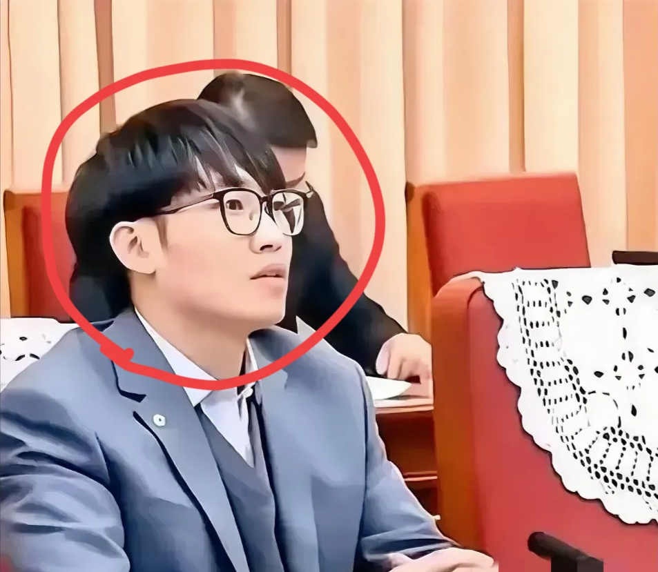 DeepSeek这回怕是真要拍大腿了！
 
谁能想到，让他们闹心的不是那掉了七成