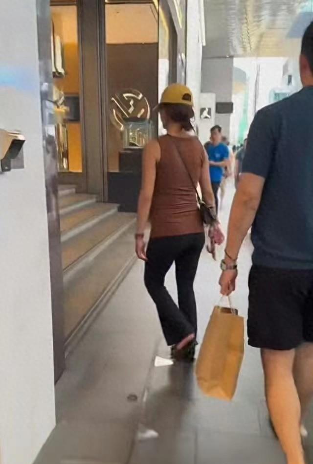 杨采钰再次被拍到挺孕肚和男友逛街，腰身很细，没有变臃肿