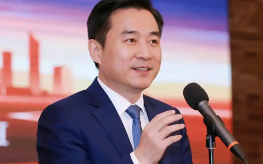 同事年终奖80万我一分没有，我平静接受转身收拾东西请长假带妻子出国旅游