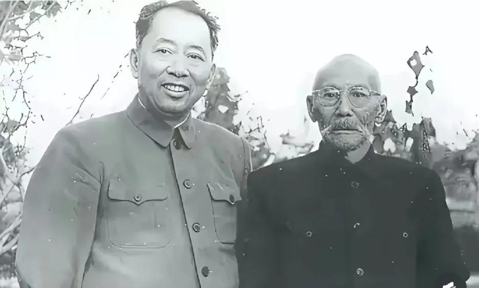 1961年6月的这张老照片，定格了空军司令员刘亚楼将军与父亲刘德香的温情瞬间。刘
