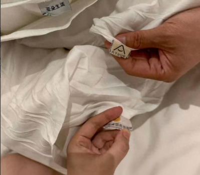 想想都后怕！”杭州，一网友在住酒店时，竟在自己睡的枕套上，发现印有某医院的标签，