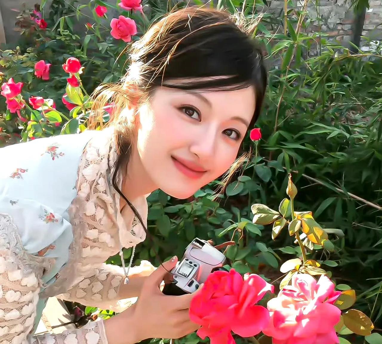 李兰迪的秋日冰奶茶滤镜
阳光洒在李兰迪脸上的瞬间，像给她加了层自带柔光的奶茶滤镜
