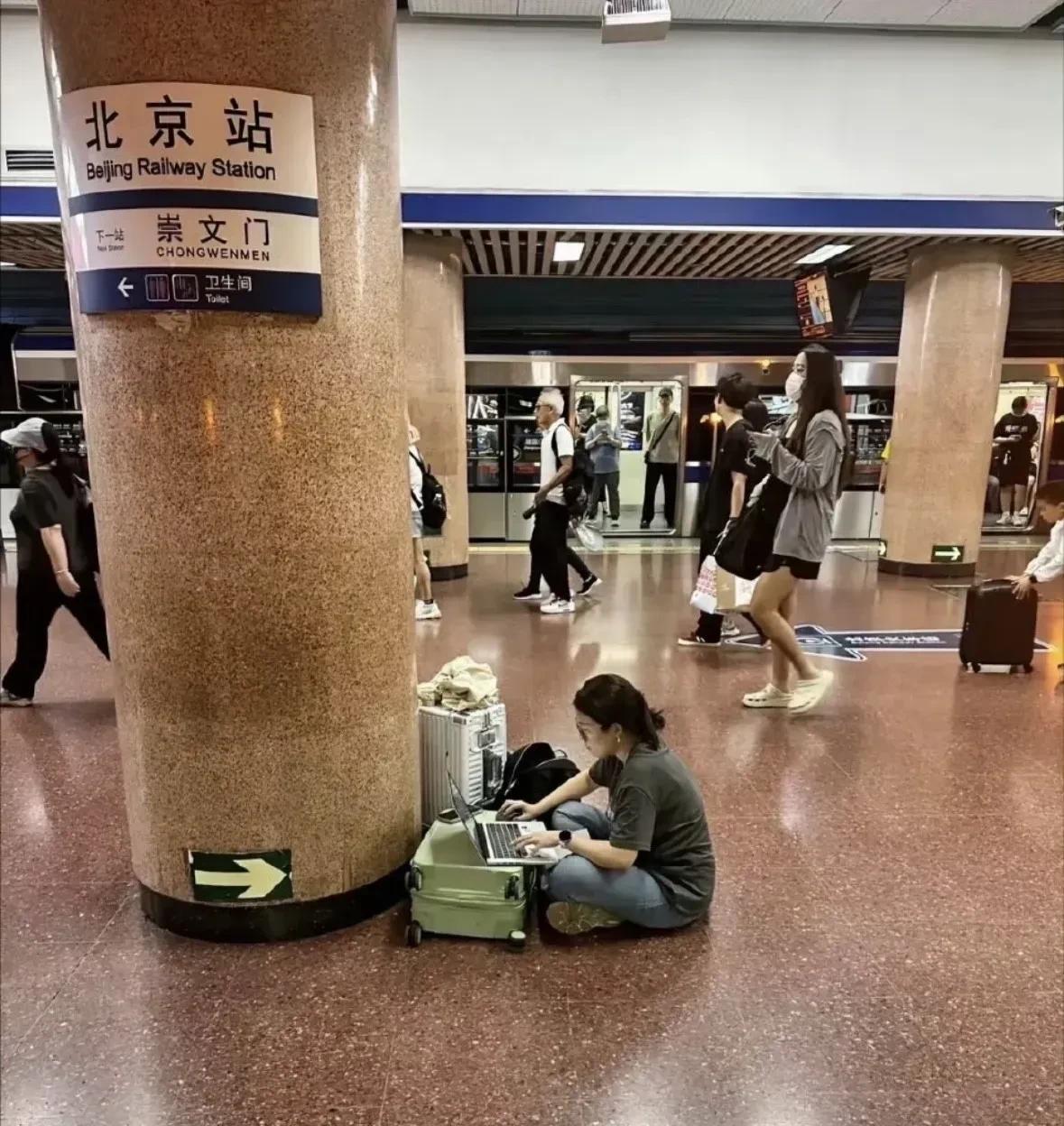 小姐姐这工作态度，月薪应该过万了吧？