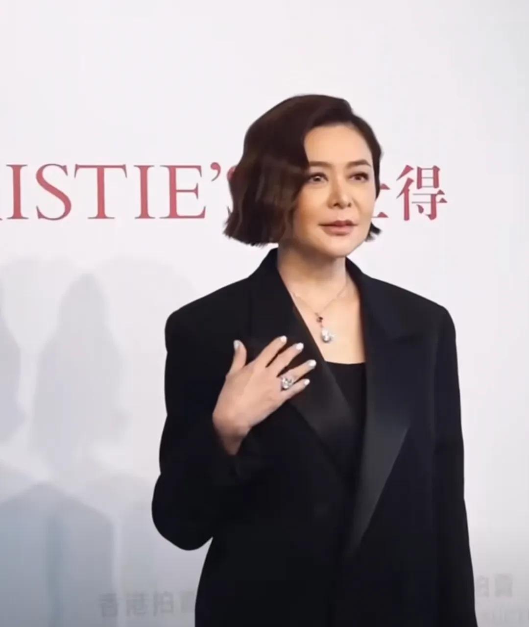 已经62岁的香港第一美女、搪瓷娃娃美人关之琳出席活动现场，以前的乌黑柔顺的长发变