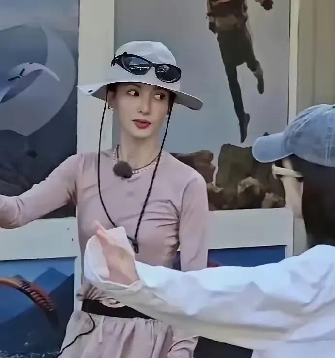 金晨这穿的是什么啊？像个养蜂人。
好好的大美女，就不能穿好看点嘛？
金晨跳舞的时