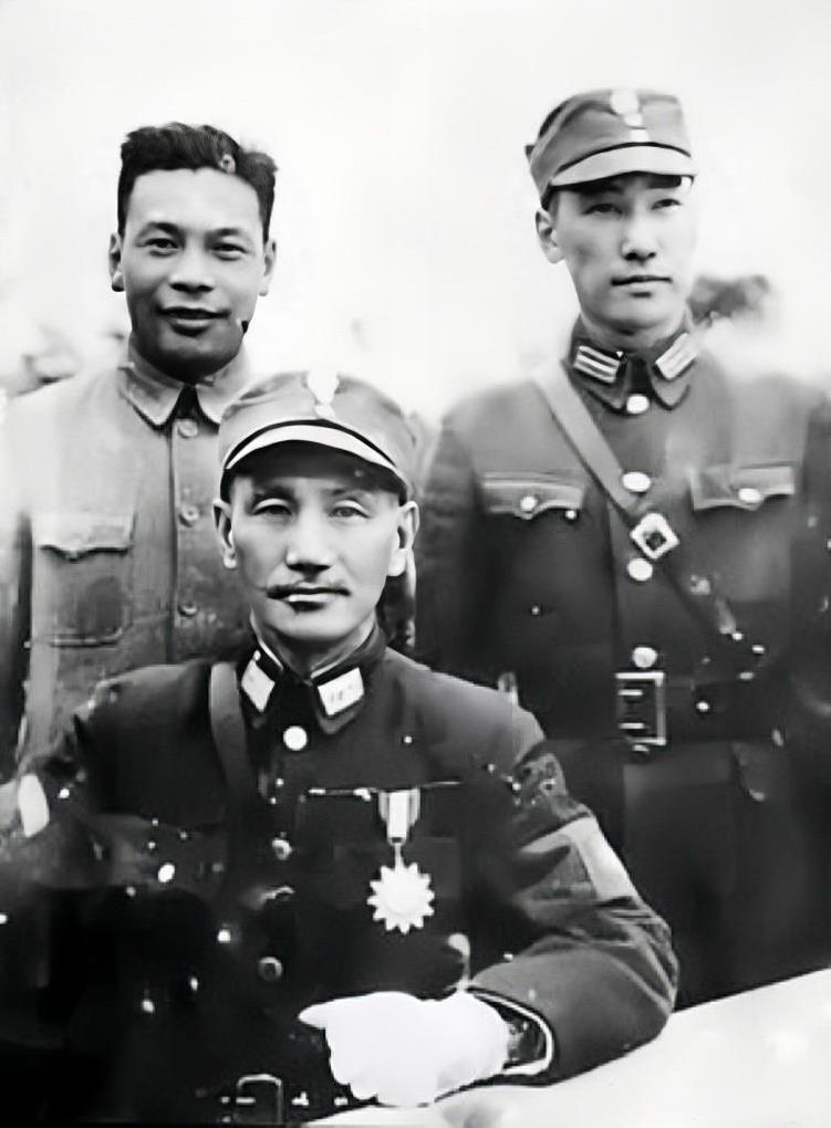 抗战时期，蒋校长与儿子经国和纬国的合影照片，镜头中的蒋校长和纬国穿着军装，经国穿