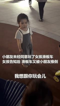 “这女孩火到人民日报了！”吉林长春，个小女孩在小区楼下玩滑板车，刚离开一会，滑板