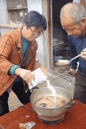 一则笑话，所想起的……
让大家先笑一笑，愚蠢之事在我们身边也不少。大爷在桌上电烧