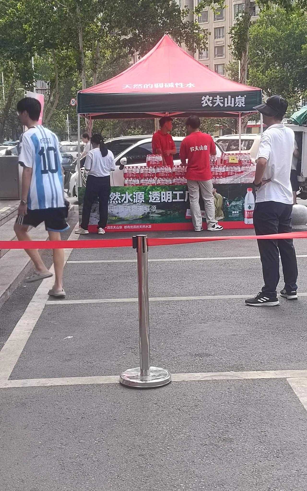商战就是趁你病要你命！
去年娃哈哈因为宗庆后去世，用爱国流量狠狠收割一批市场份额