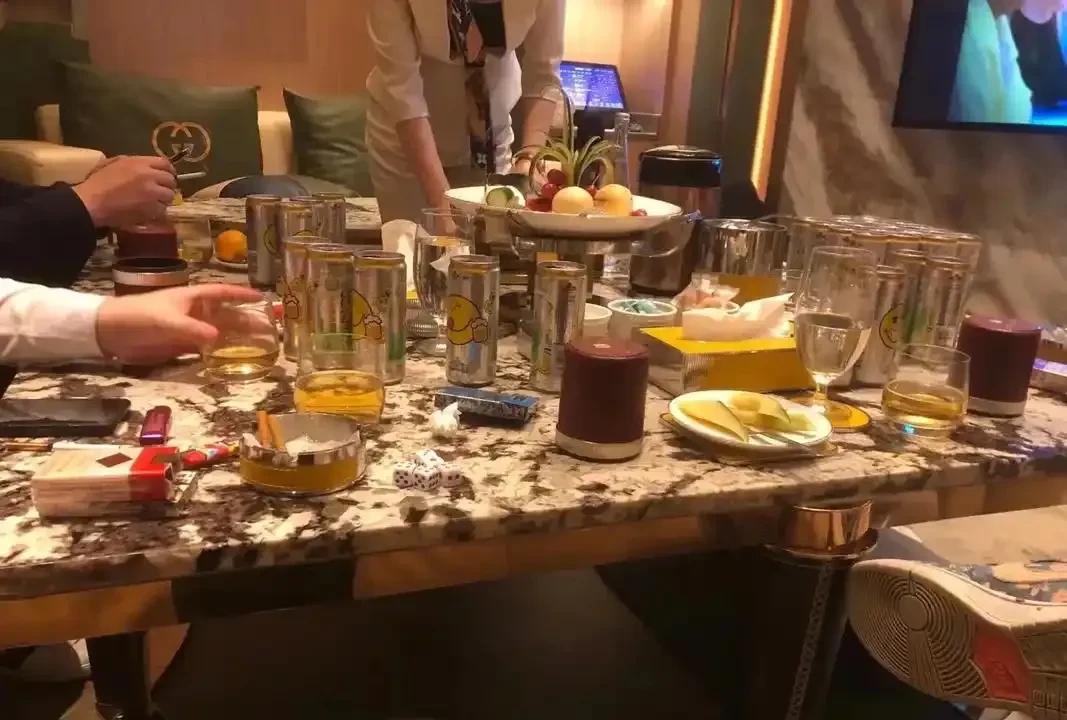 重庆，一男子KTV认识一陪酒女大学生，两人发生了关系，男子每月给她8000块让她