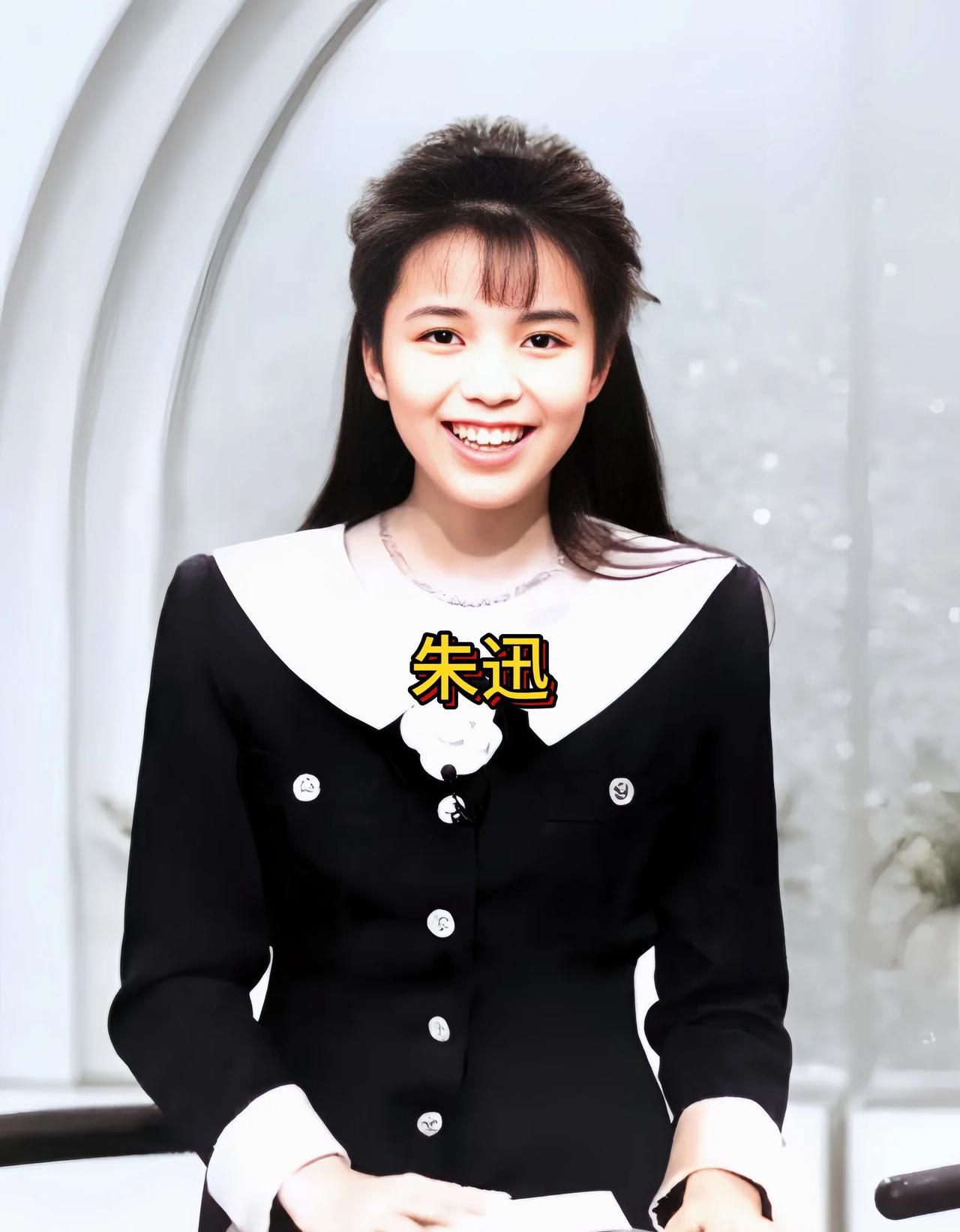 这是九十年代，周迅二十岁左右时主持日本NHK《中国语讲座》的照片，当时周迅在日本