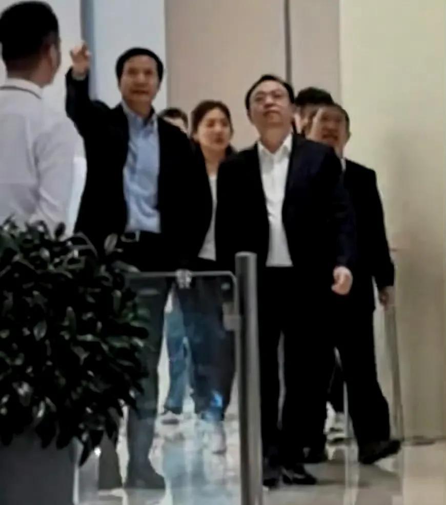 船夫哥和雷总见面不要过度解读。
不存在小米借用比亚迪产线这一说，比亚迪确实为了清