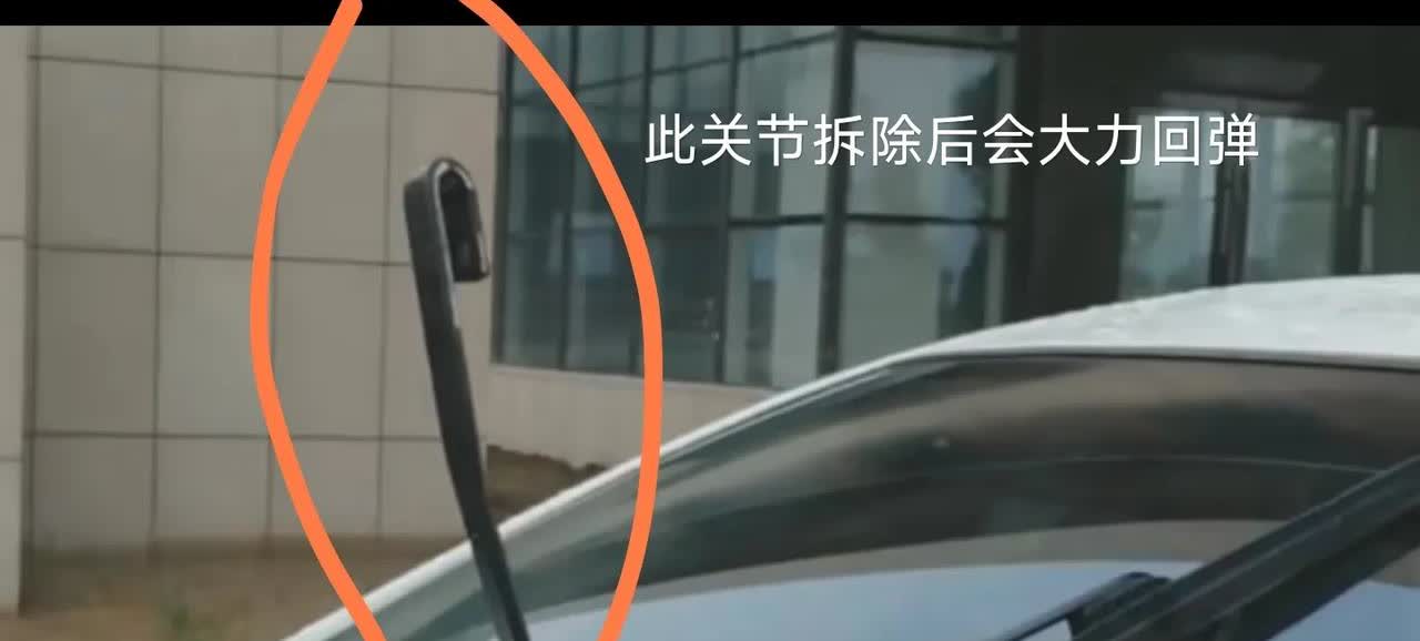 人怎么可以捅这么大的娄子，为了省几十块钱的雨刷钱，在网上买了雨刷胶条自己换，结果