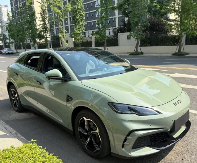 电车品牌刻板印象。
1.特斯拉：牛马中产；
2.理想：有家庭小孩的中产；
3.蔚