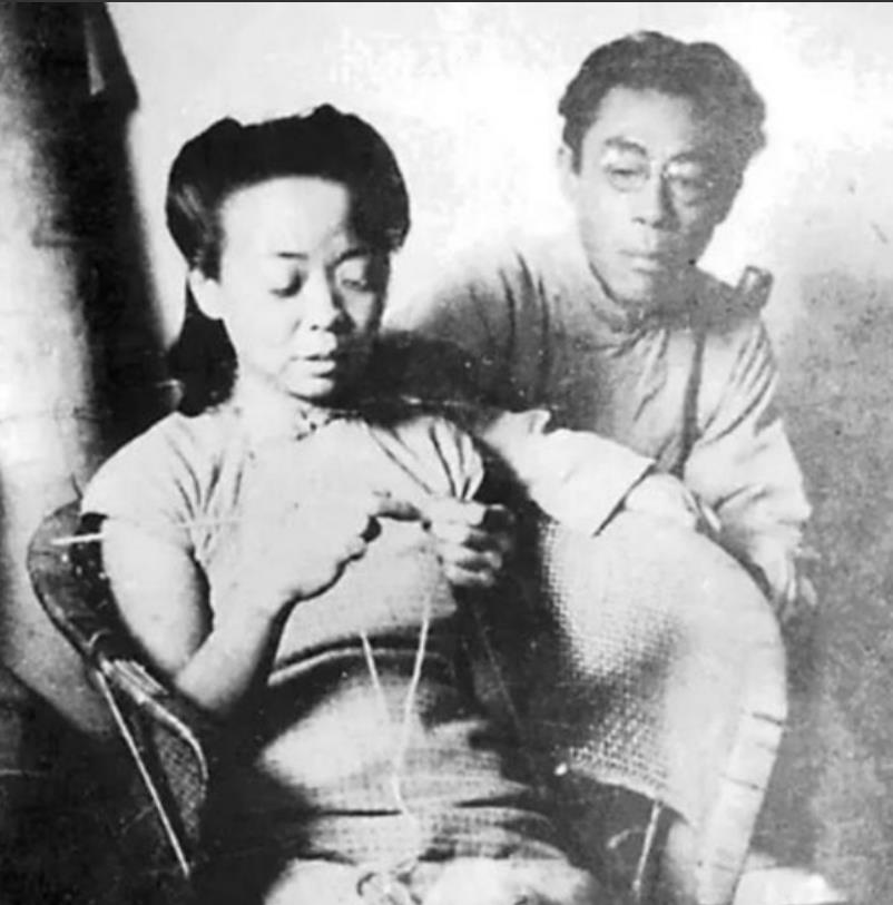 1922年，闻一多在父母强行施压下，迎娶了从未谋面的远房表妹高孝贞。洞房之夜，闻