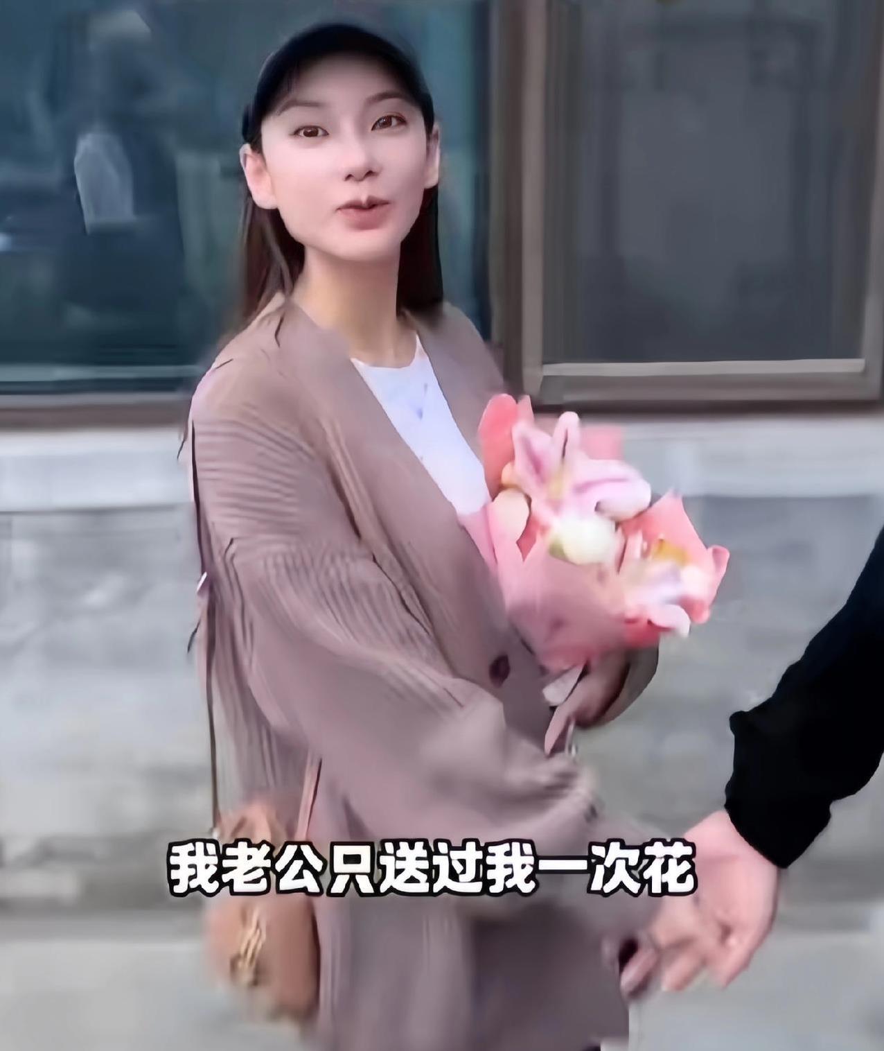 马筱梅收到粉丝送的花后说来大陆后花都是粉丝送的，老公只送过一次花！她送别的东西。