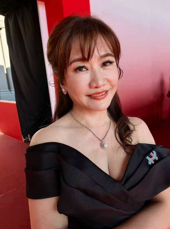 王浅秋晒出主持美照！据说有很多人喜欢王浅秋这类型的！
作为今天岛内庆典的主持人，