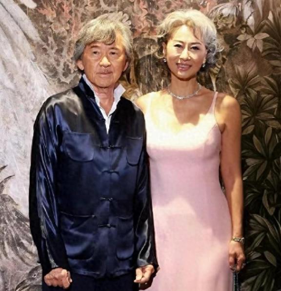 叶倩文纵横乐坛多年，是华语乐坛的传奇人物。她留下诸多经典金曲，演艺生涯璀璨。近期