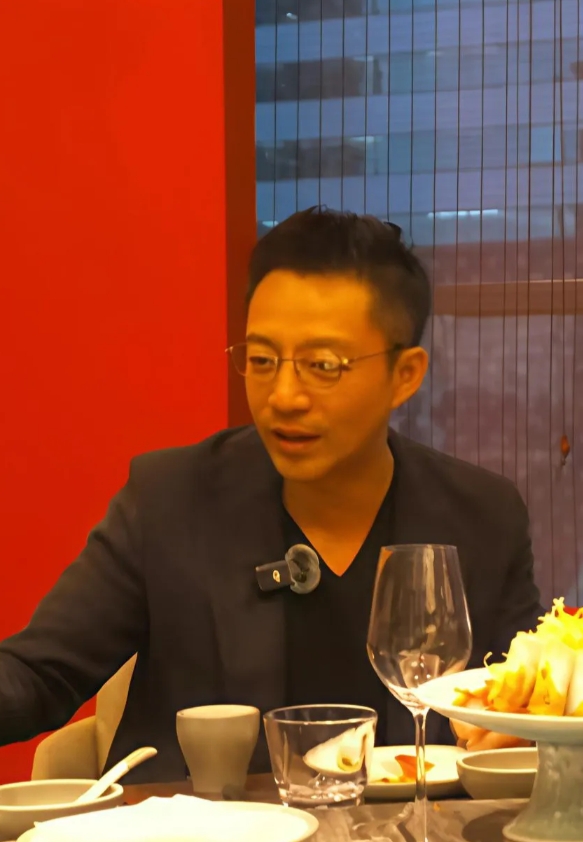 天啦！原来我们也被八卦媒体做局了！
汪小菲这个人的学识和谈吐，
不像是媒体口中的