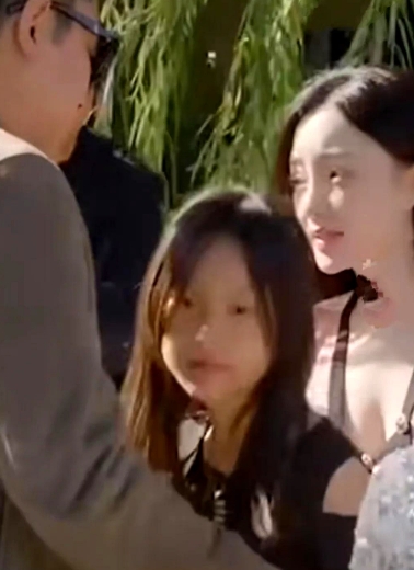 贾乃亮真不错，和李小璐离婚多年了，依然为了孩子和李小璐带孩子一同外出游玩，现在看