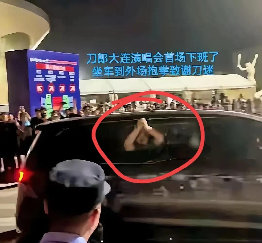 刀郎是真宠粉  难怪这么多人喜欢
刀郎真的是一名宝藏歌手。大连演唱会，几十万人到