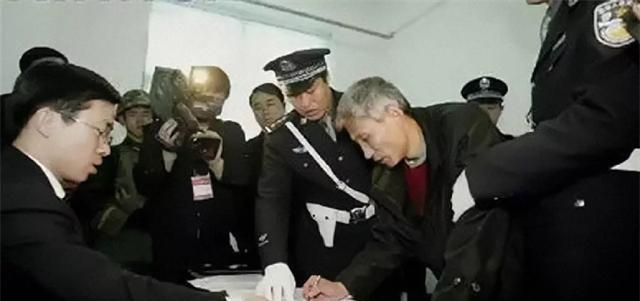 2003年12月22日，沈阳黑老大刘涌被押解到殡仪馆，然后由法警将其抬进白色的死