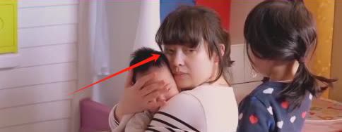朱丹重男轻女被骂上热搜，但有谁还记得当初梅婷重男轻女的这个眼神。
 
朱丹这