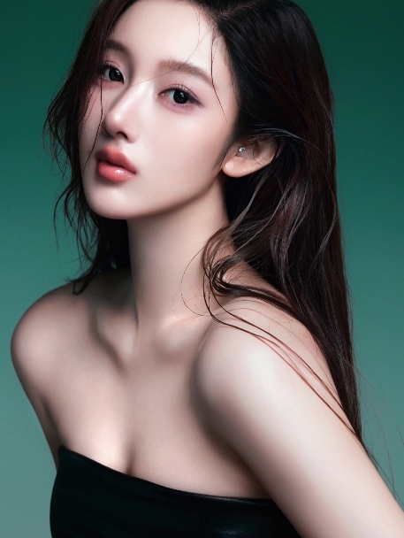 “她像我女儿一样难……”
47岁单亲妈妈助网红都美竹20万后，千里追债被拉黑。