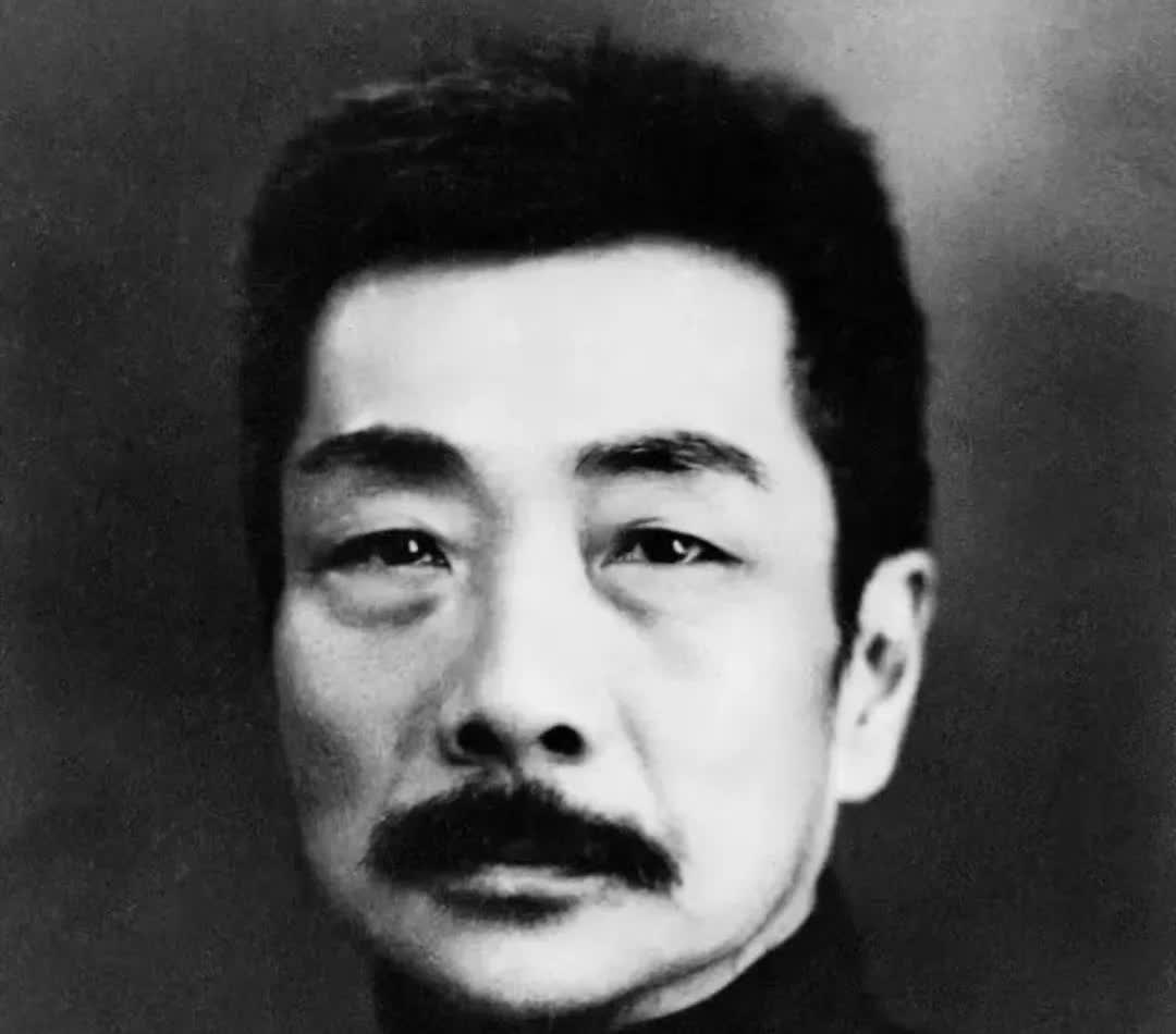 想起了鲁迅的“救救孩子”～～
小区以前一个小女孩，天天晚饭后由她姥姥带着出来玩