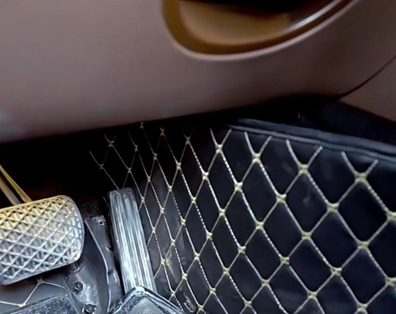 脚垫卡油门怎么办?太危险!
车友用的是什么脚垫?
之前随便用的送的脚垫，半包围丝