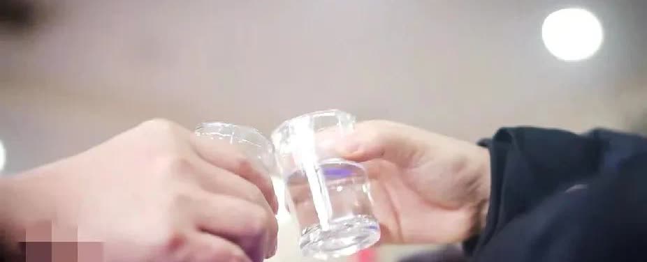男子参加酒席狂喝白酒，结果回家路上一脚踩空掉进了河里，家属要求举办酒席方赔偿。
