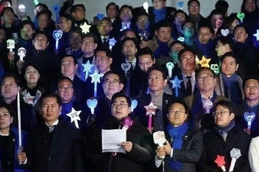截至7月22日，在曾经前往韩国前总统官邸声援尹前总统的国民力量党45名议员里，已