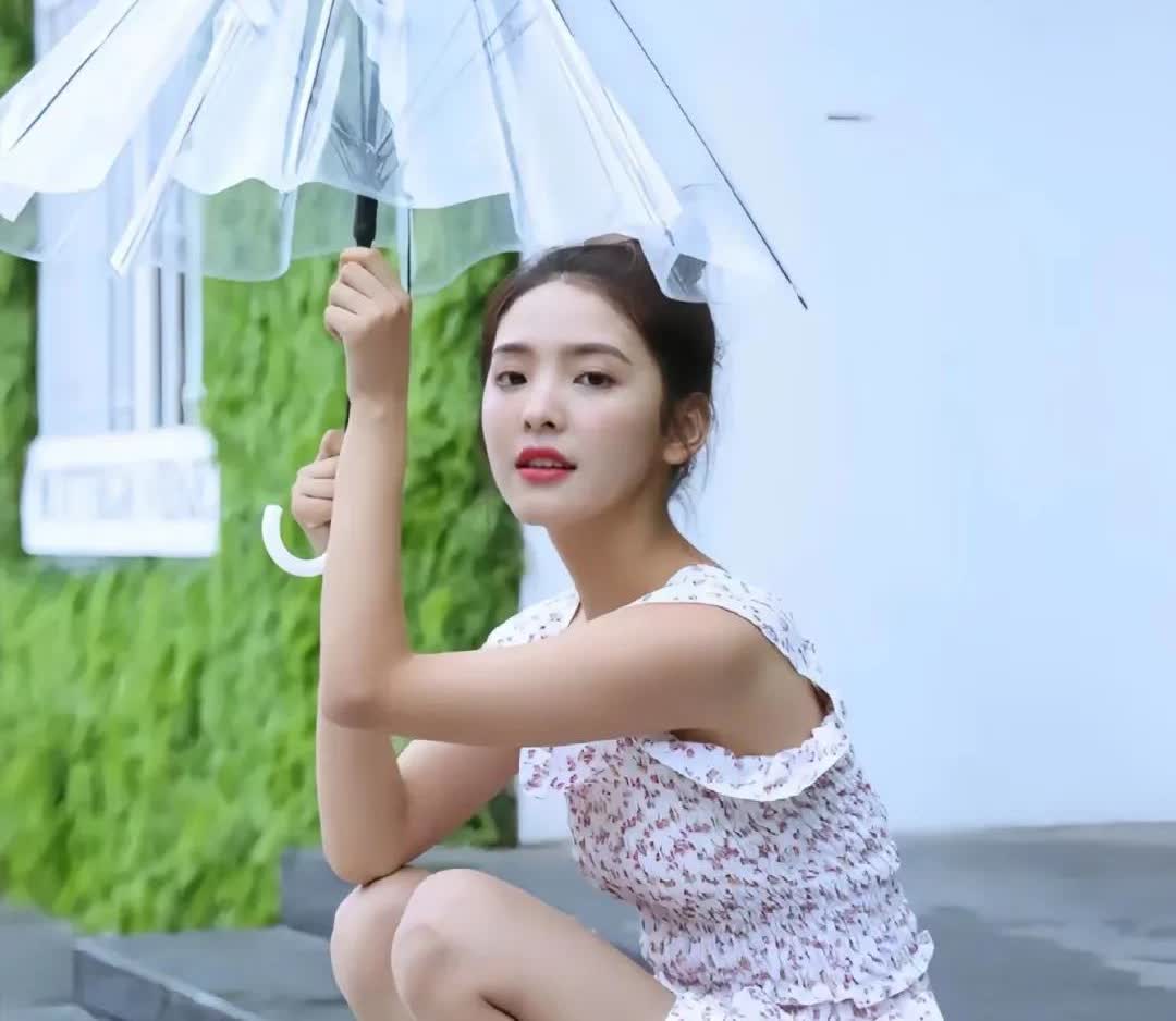 章若楠的小脚精致，肤白貌美的她，年纪轻轻就踏入了娱乐圈，其出众的身材和秀丽的外表