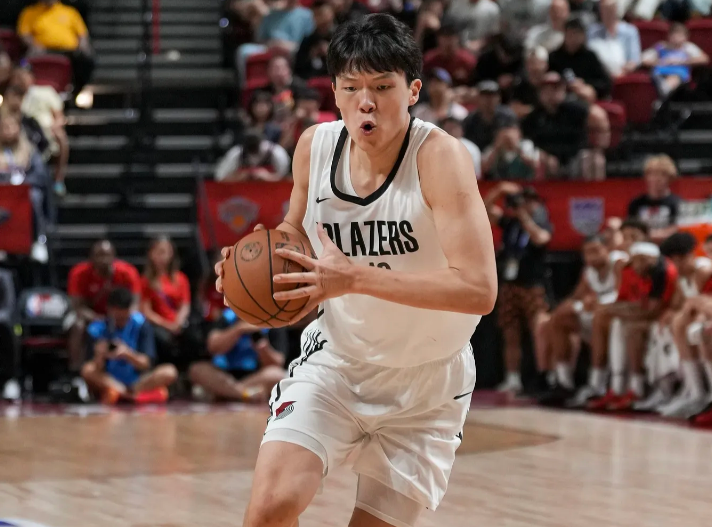 失误不断！杨瀚森终于体会到了NBA小个阵容的恐怖！

杨瀚森在面对火箭的夏季联赛