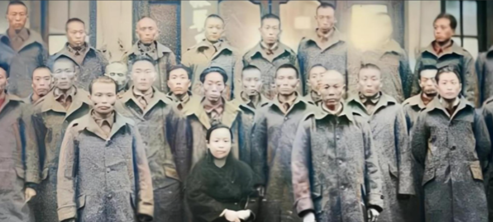 1949年，凌维诚作为抗日英烈谢晋元的遗孀，她面临着孤军67人的生计困境，生活的