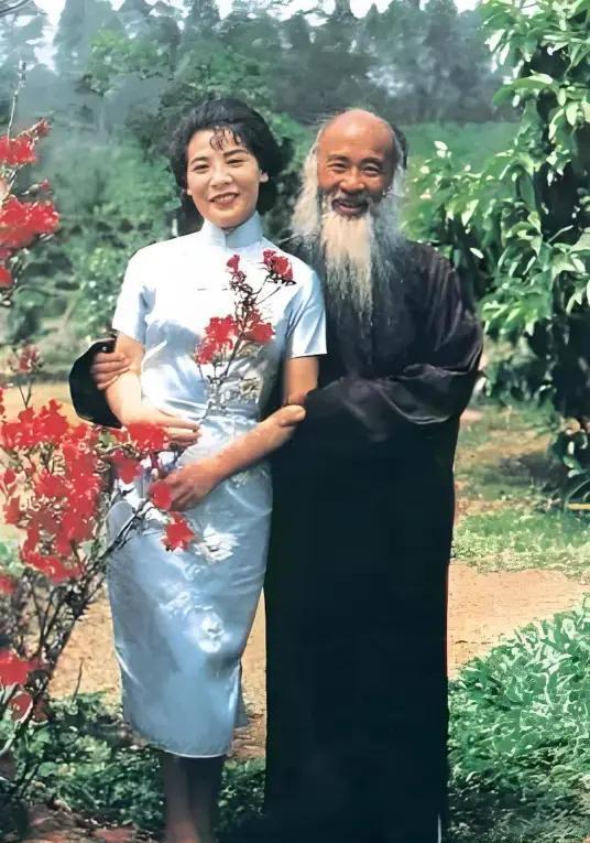 [浮云]1922年，15岁的黄凝素嫁给了张大千，25年里相濡以沫，生了8个孩子。