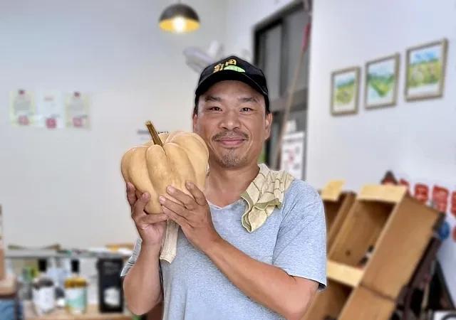 以捍卫本土农业闻名的“白米炸弹客”、彩田友善农作执行长杨儒门表示，他严正反对农业