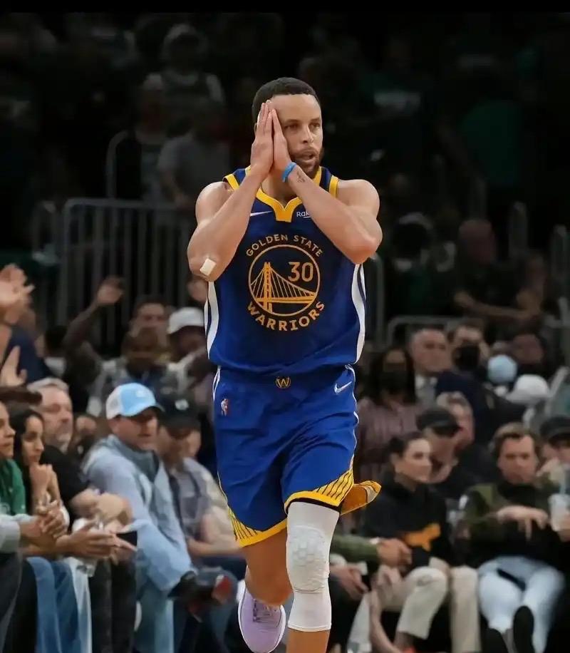 #NBA最强三分王斯蒂芬·库里生涯荣誉#  
4总冠军、2MVP、1FMVP、2