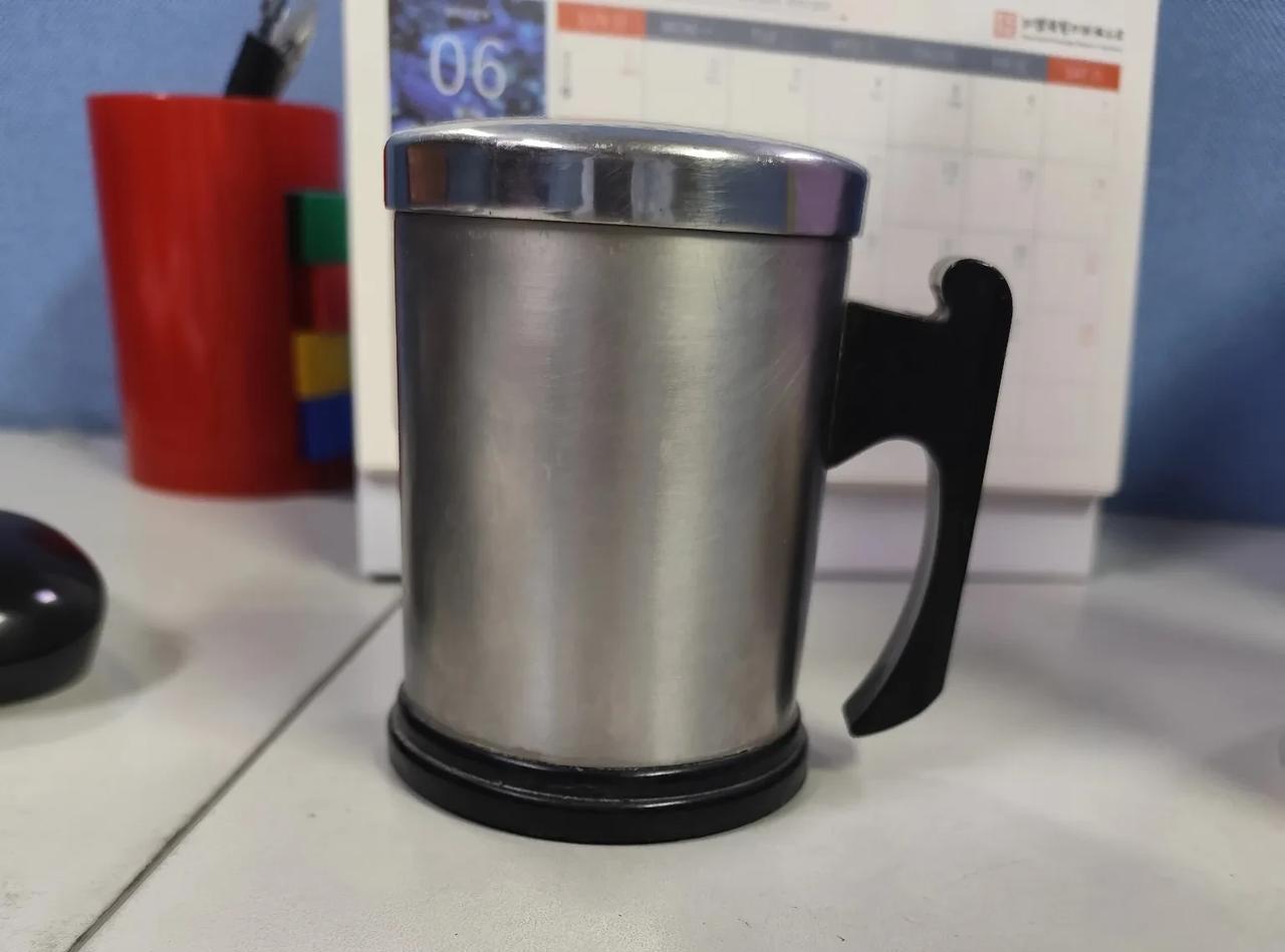 看到这个进公司时发的磁化杯，才想起不知不觉中进厂工作已经25年！
我是1999年
