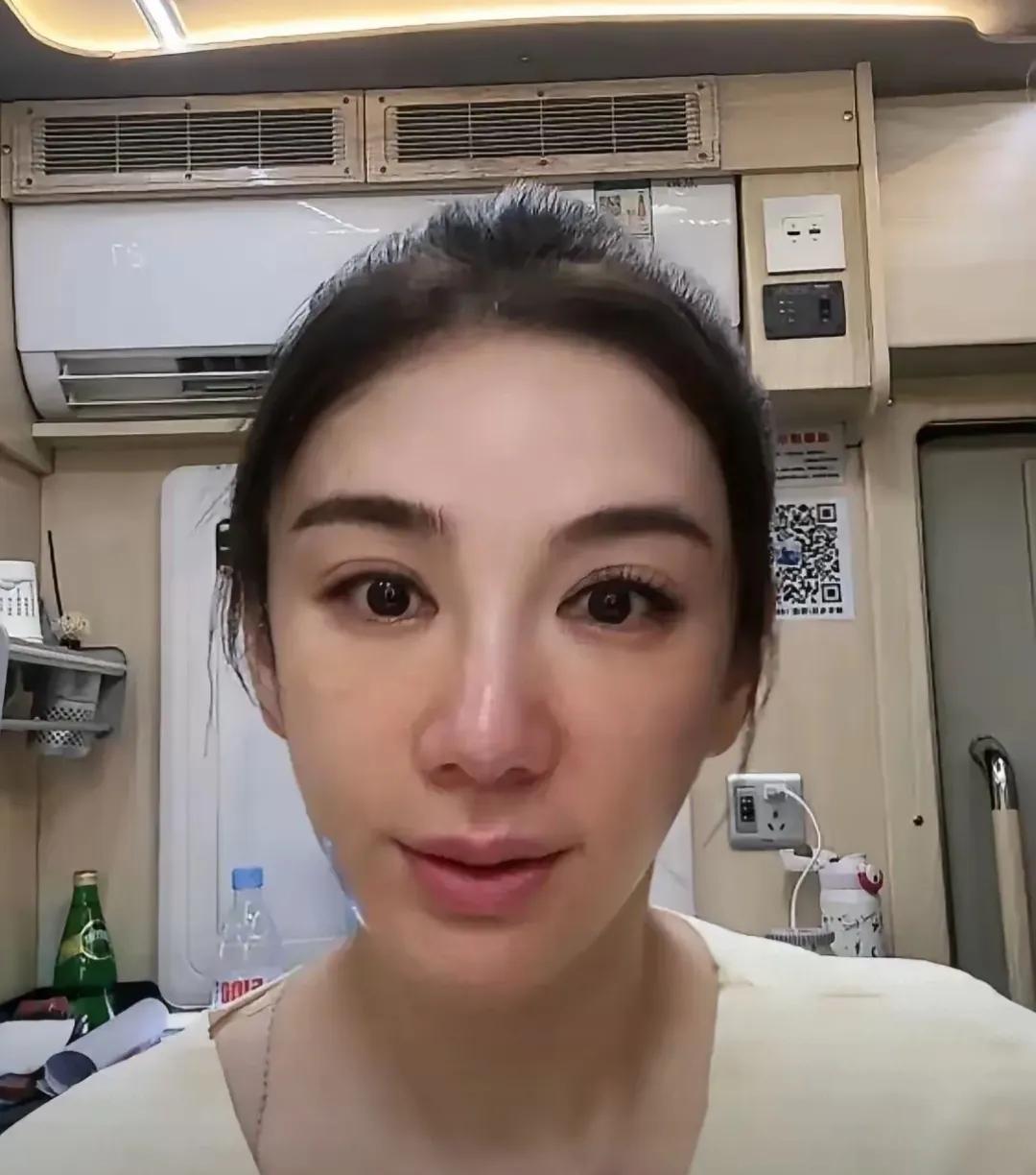 直播镜头怼脸那一刻，黄奕的“真面目”藏不住了？网友吵翻：这锅文化不背！
昨晚刷到
