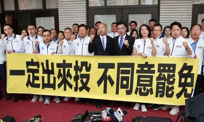 国民党被民进党搞得鼻塌嘴歪，像耍猴一样，被民进党牵着鼻子走，都到了生死存亡时刻，
