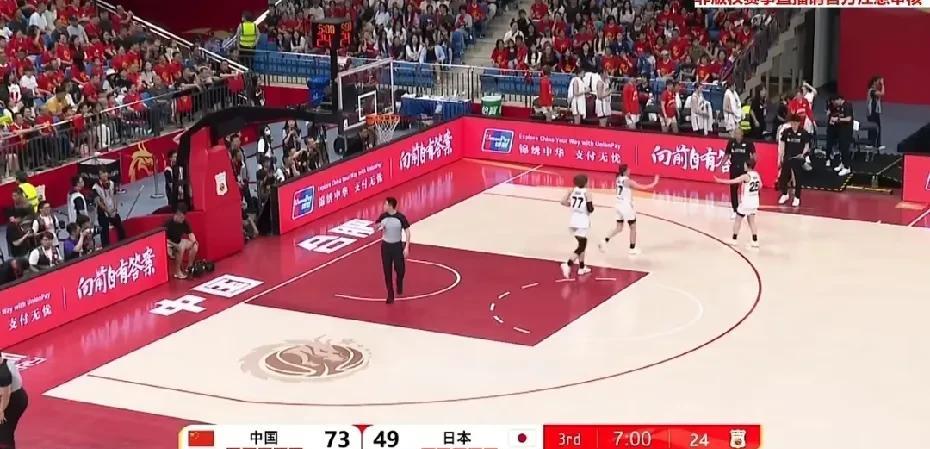 宫鲁鸣今天可以扬眉吐气了，三节比赛结束中国女篮73：49领先了日本女篮24分，第