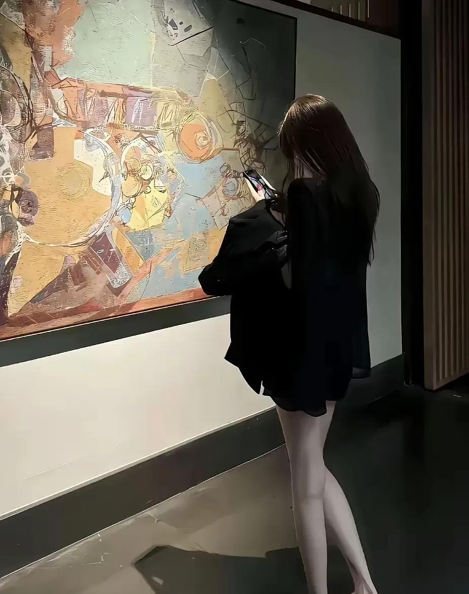 这幅山水画 
出自这位女生之手
大家觉得怎么样
寓意深长的杰作
你最先看到了什么