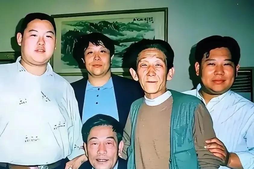 郭德纲，皆因成名！
照片上的这几个人大家都认识，现如今已是走的走，散的散了，而起