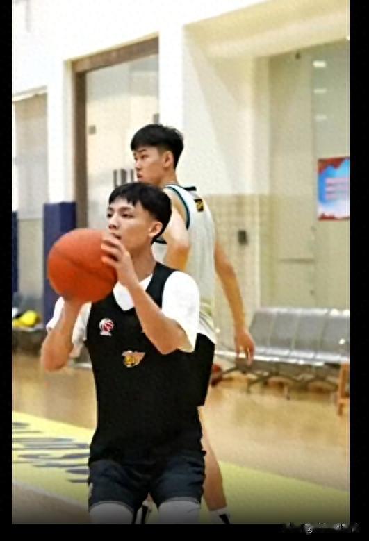 广东男篮公开训练画面 徐杰焦泊乔状态良好