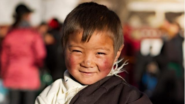 仓央嘉措被押解进京的途中，死在青海湖边，他的死因是什么