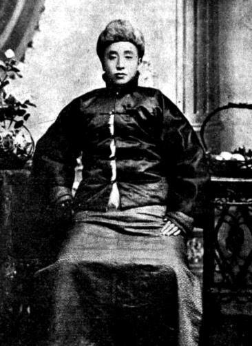 1891年，16岁的张作霖落难乞讨，孙寡妇看中了他，解开衣扣，掏出一块腰牌给他：